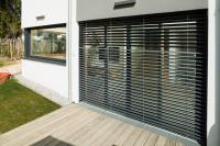 Hebe-Schiebe-Tür mit Raffstore-Jalousie