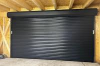 Schwarzes Garagenrolltor