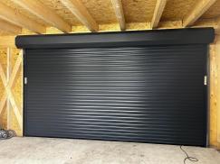 Schwarzes Garagenrolltor