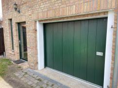 Grünes Seiten-Sektionaltor