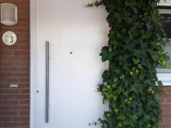 Weiße Alu-Haustür mit Spion in Großbeeren