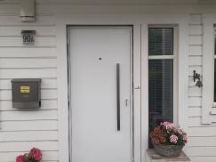 Weiße Alu-Haustür mit Stangengriff