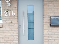 Hellbeige Haustür mit Glaseinsatz