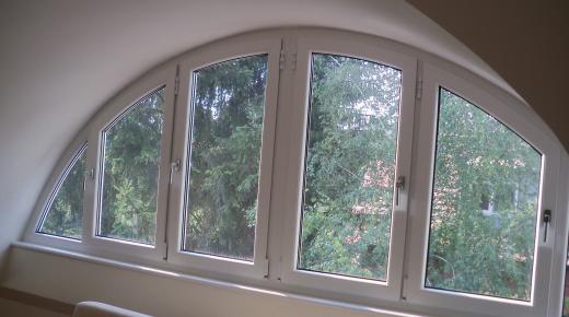 Weiße Rundbogenfenster in Berlin Zehlendorf