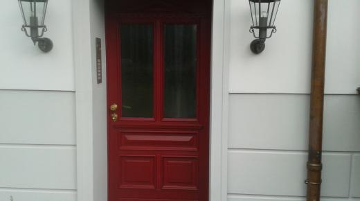 Rote Holz-Haustür von Marquardt in Großbeeren