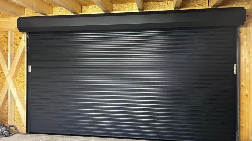 Schwarzes Garagenrolltor