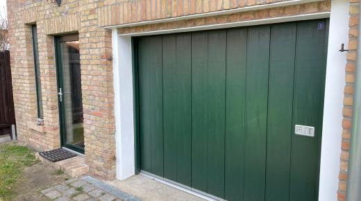 Grünes Seiten-Sektionaltor