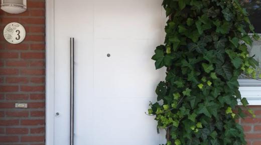 Weiße Alu-Haustür mit Spion in Großbeeren