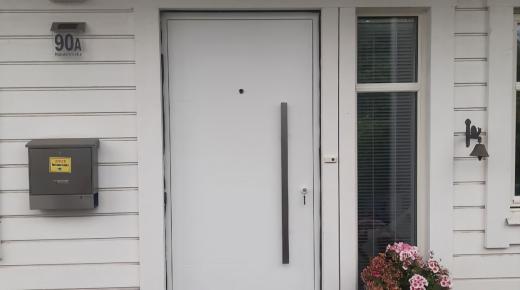 Weiße Alu-Haustür mit Stangengriff