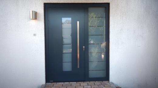 Anthrazit Alu-Haustür mit Seitenteil in Teltow