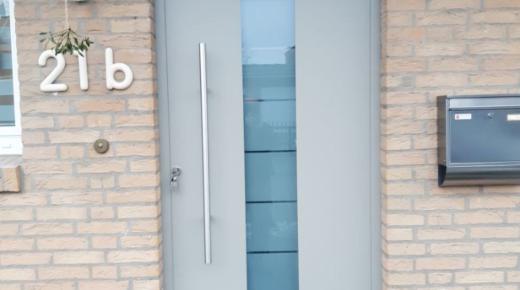 Hellbeige Haustür mit Glaseinsatz