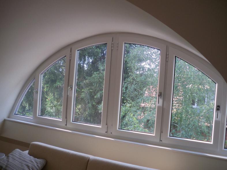 Weiße Rundbogenfenster in Berlin Zehlendorf