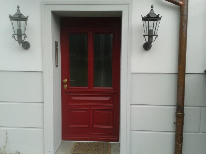 Rote Holz-Haustür von Marquardt in Großbeeren