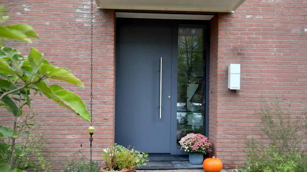 Graue PaX Aluminium-Haustür mit Seitenteil