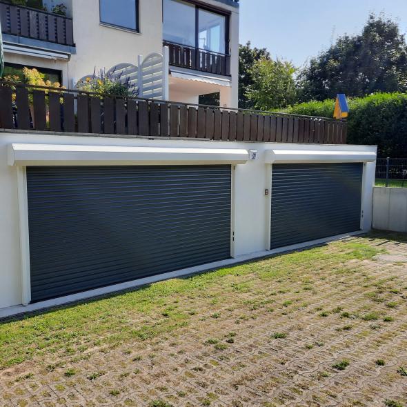 Anthrazitfarbene Aluminium-Rolltore