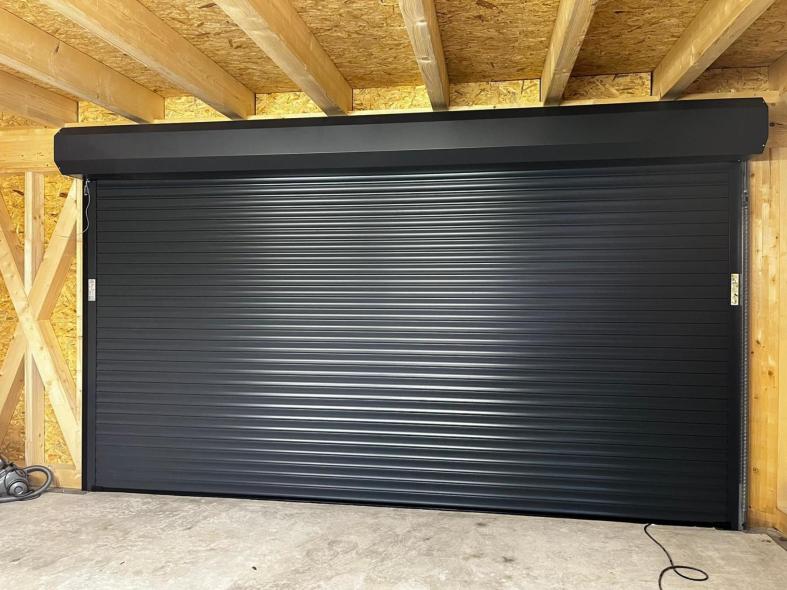 Schwarzes Garagenrolltor