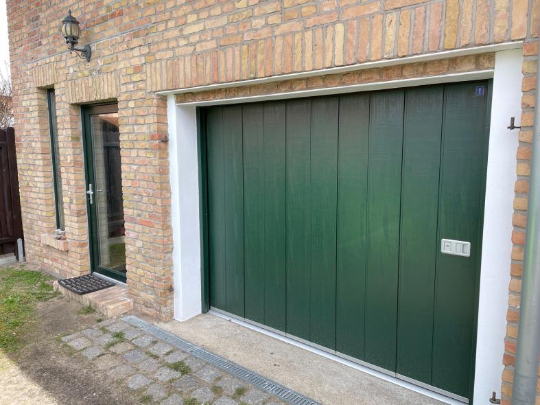 Grünes Seiten-Sektionaltor