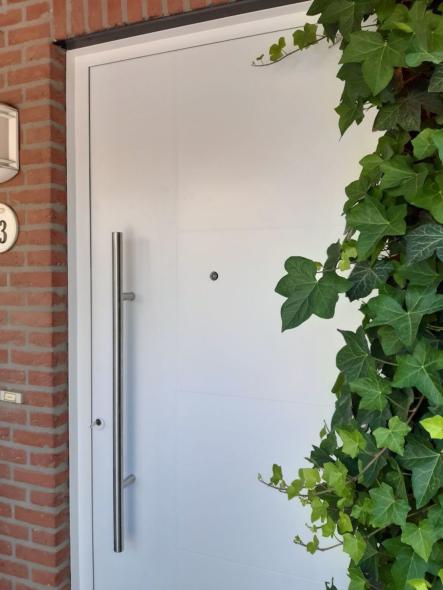 Weiße Alu-Haustür mit Spion in Großbeeren