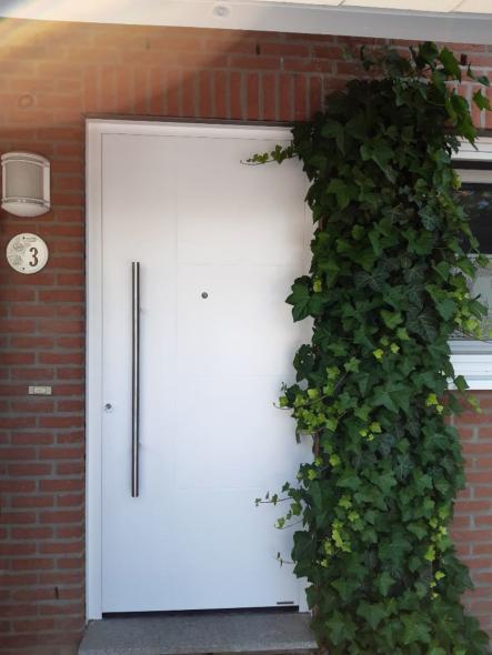 Weiße Alu-Haustür mit Spion in Großbeeren