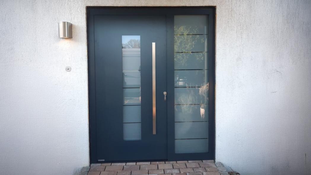 Anthrazit Alu-Haustür mit Seitenteil in Teltow