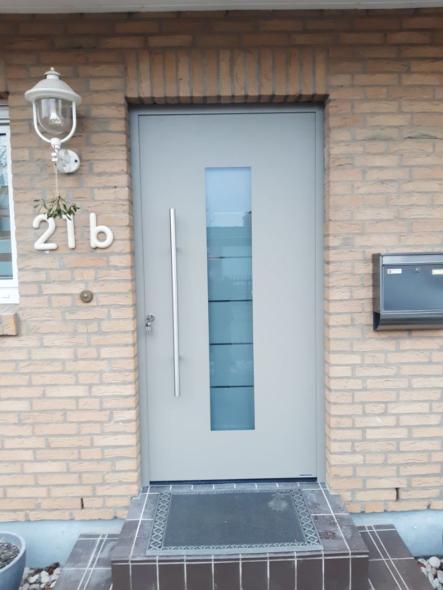 Hellbeige Haustür mit Glaseinsatz